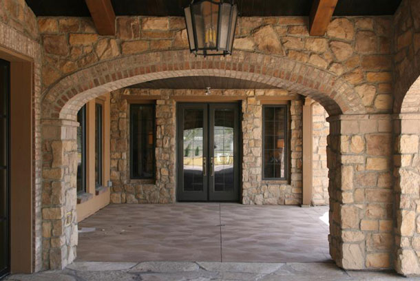 Sunset Solterra Cobble Field Stone veneer stone creates a beautiful entryway